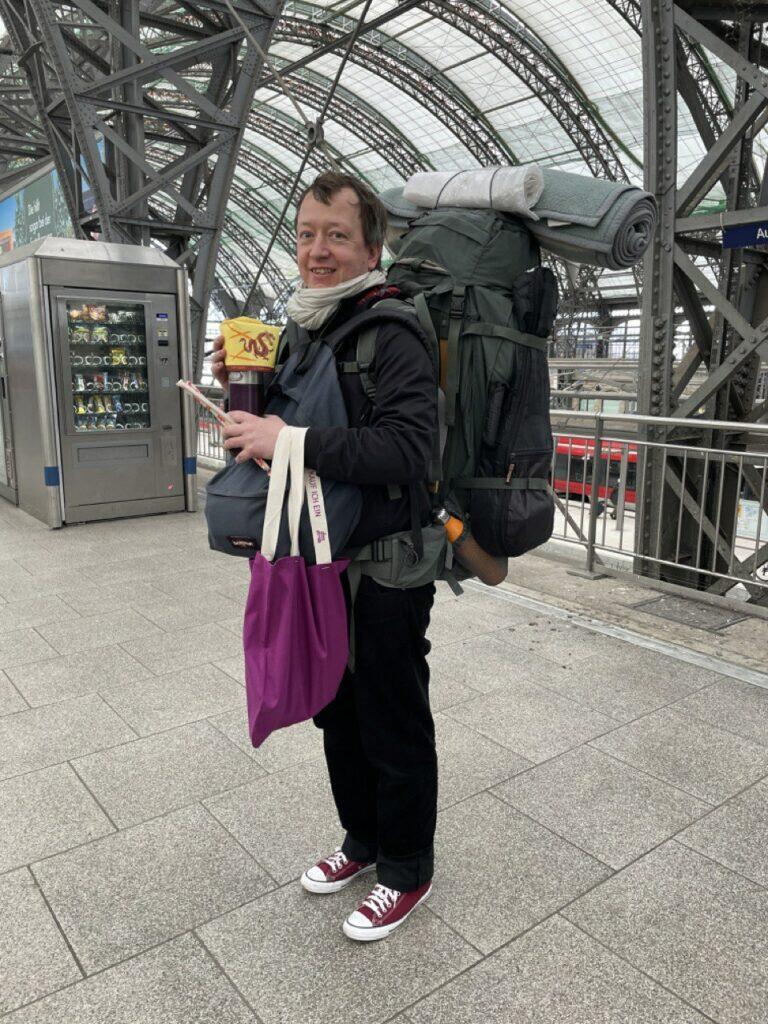 Jan mit Gepäck am Hauptbahnhof in Dresden