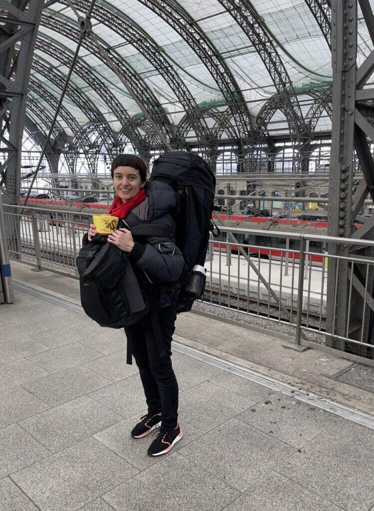 Omani Frei mit Gepäck am Hauptbahnhof in Dresden