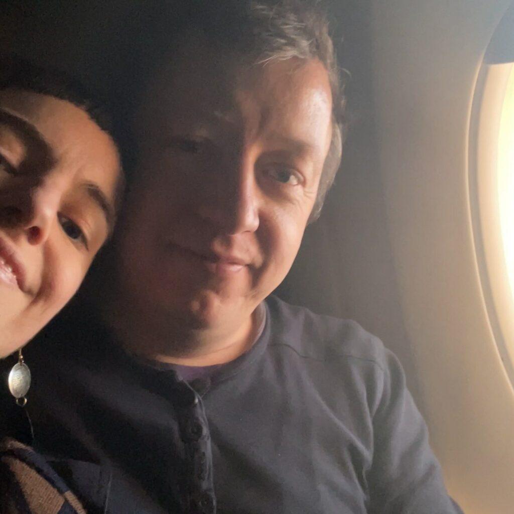 Omani und Jan im Flugzeug
